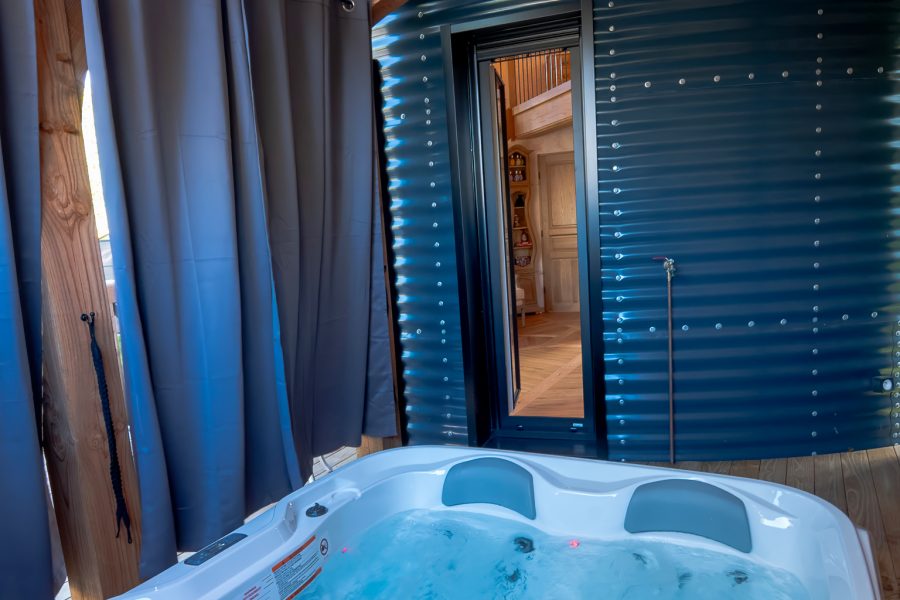 Silo_espace jacuzzi_intimité rideaux_vue vers intérieur du Silo