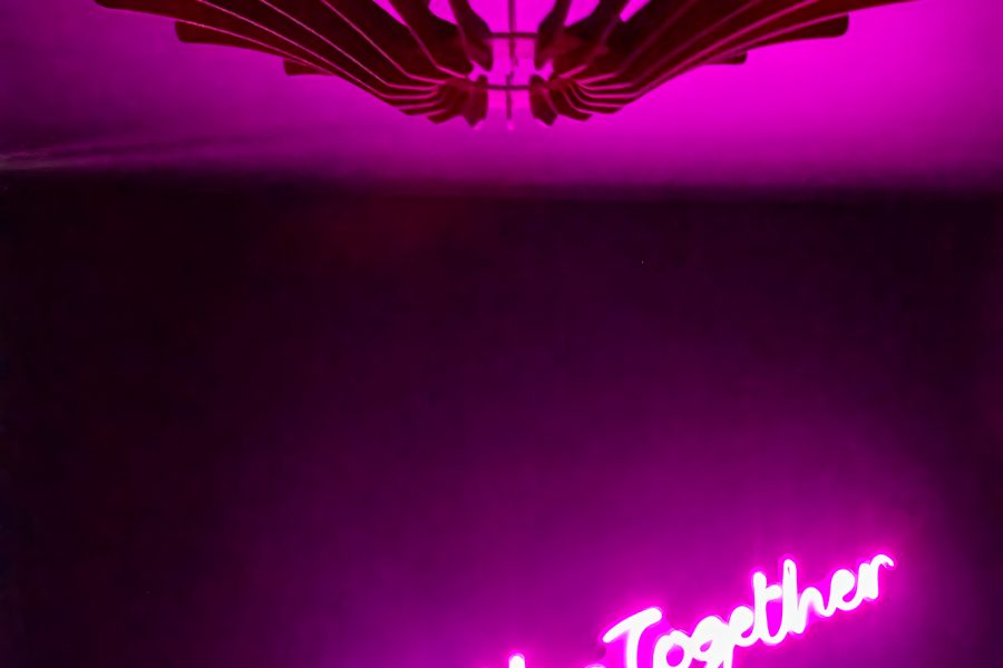 chambre détail luminaire rose